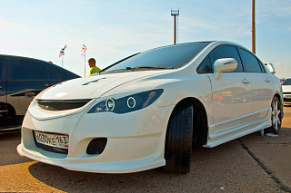 Крашеный комплект. Реснички на фары фигурные var№2 Honda Civic 4D 2006-2012 Цвет Белый NH-578+ УСТАНОВОЧНЫЙ КОМПЛЕКТ