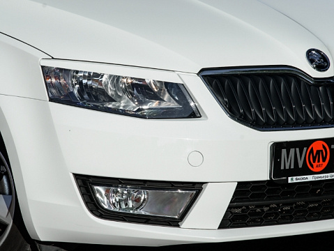 Крашеный комплект. Реснички на фары Skoda Octavia III A7 (2013-2016) Цвет Белый LC9A(0Q0Q) + УСТАНОВОЧНЫЙ КОМПЛЕКТ