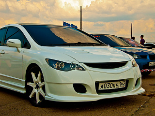 Крашеный комплект. Реснички на фары фигурные var№2 Honda Civic 4D 2006-2012 Цвет Белый NH-578+ УСТАНОВОЧНЫЙ КОМПЛЕКТ