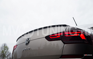 BLACKOUT EDITION. Лип спойлер крашенный Черный глянец для VW Polo Liftback 2020 - 2023 + УСТАНОВОЧНЫЙ КОМПЛЕКТ