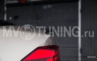 BLACKOUT EDITION. Лип спойлер крашенный Черный глянец для VW Polo Liftback 2020 - 2023 + УСТАНОВОЧНЫЙ КОМПЛЕКТ