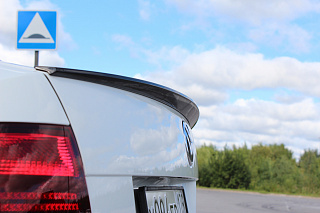BLACKOUT EDITION. Лип спойлер "RedLine" крашенный Черный глянец VW Polo Sedan (2010 - 2020) + УСТАНОВОЧНЫЙ КОМПЛЕКТ