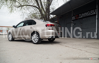 BLACKOUT EDITION. Лип спойлер крашенный Черный глянец для VW Polo Liftback 2020 - 2023 + УСТАНОВОЧНЫЙ КОМПЛЕКТ