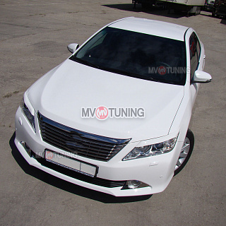 Крашеный комплект. Реснички на фары Toyota Camry V50 (2012-2014) Цвет Белый 040 + УСТАНОВОЧНЫЙ КОМПЛЕКТ